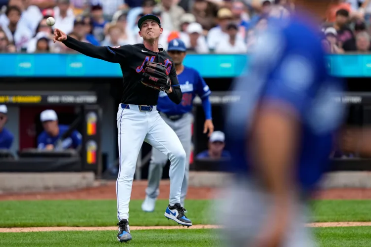 Pirates acquire reliever Weaver from the Mets